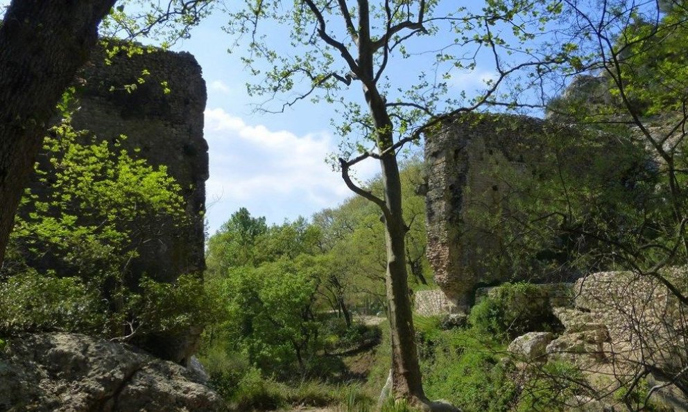 Ancien aqueduc romain le Tholonet
