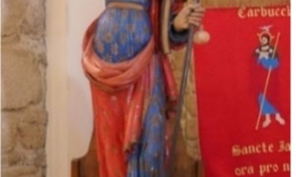 Statue et bannière de Saint Jacques