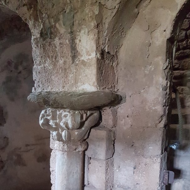 Crypte de Dromont, chapiteau. Entre St Geniez et Sisteron dans les Alpes de Haute-Provence sur le chemin vers Compostelle et Rome