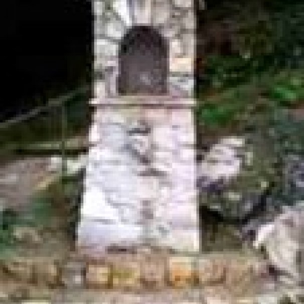 Situé au quartier de Tralatorre, sur le chemin de Saint-Jacques (GR 653A), l’oratoire a été construit en pierre de taille par l’association « Connaissance et Sauvegarde des Oratoires avec une niche en plein cintre, une toiture en bâtière avec une grille et une croix en fer forgé. L’oratoire a été inauguré et béni le 25 mai 2013 par le père Khadi, curé de la paroisse en présence du maire de Tourrette et du Conseil municipal et d’une centaine d’habitants.   La statue de saint jacques est une réalisation de Ma