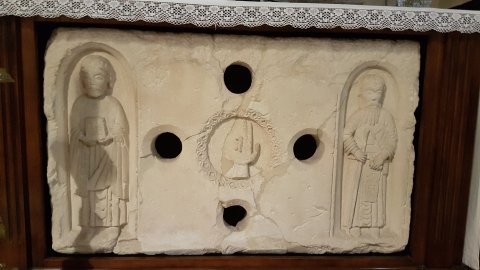 Bas d'autel St Jacques et St Martin à Reillanne Eglise Notre-Dame-de-l’Assomption dans les Alpes de Haute-Provence sur le chemin vers Compostelle et Rome