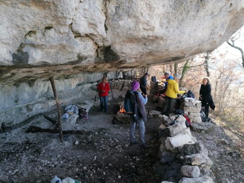 Grotte préhistorique à environ 4 km de St Michel l'Observatoire. Balade proposé par les Amis des chemins de St Jacques de Compostelle 04