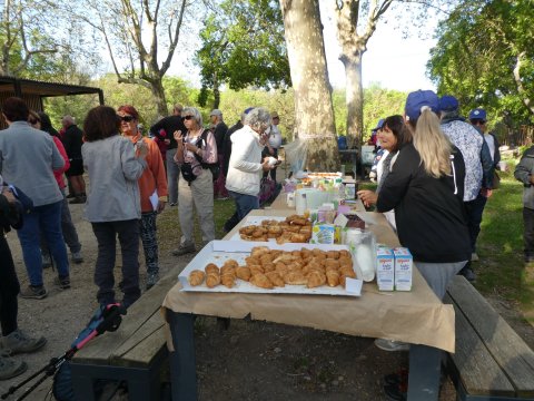 Le café d'accueil. Sortie Inter associations du 13 avril 2024 au Parc de Pichauris