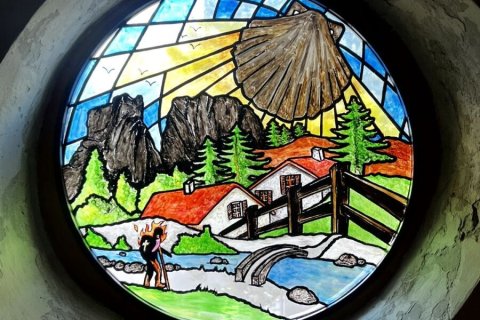 Les 3 vitraux à l'église de Châteaufort sont réalisés par J. Perdu et A. Ailhaud