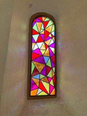 Vitraux à l’église Saint-Laurent à Châteaufort sur le chemin vers Compostelle et Rome dans les Alpes de Haute-Provence
