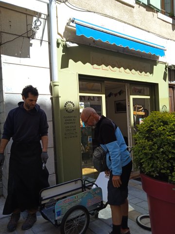 Réparation par Etienne du chariot de Luigi à Sisteron chez Bicycool, sur le chemin vers Compostelle et Rome dans les Alpes de Haute Provence