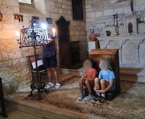 Martine nous régale avec sa flûte et captive les 2 enfants.