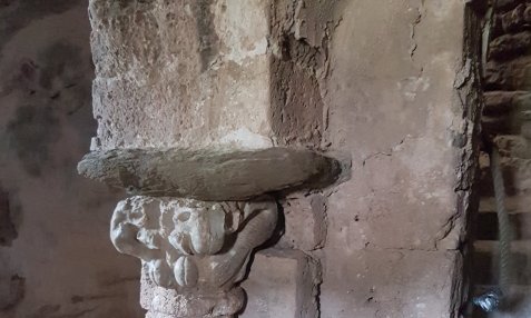 Crypte de Dromont, chapiteau. Entre St Geniez et Sisteron dans les Alpes de Haute-Provence sur le chemin vers Compostelle et Rome