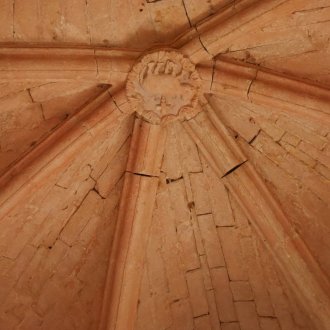 GR653D Prieuré de Carluc clé de voûte - Céreste