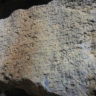 La pierre écrite du Préfet Romain Dardanus à St-Geniez