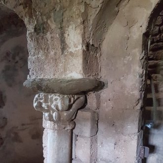 Crypte de Dromont, chapiteau. Entre St Geniez et Sisteron dans les Alpes de Haute-Provence sur le chemin vers Compostelle et Rome
