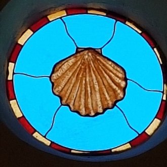 Vitrail à l'église de Méolans-Revel dans les Alpes de Haute-Provence
