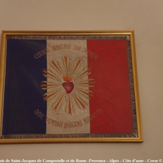 intérieure église Prunières - drapeau cœur sacré de Jésus