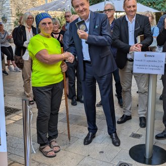 Remise de la Medaille d l'Association au Maire, Régis LEBIGRE par la Correspondante Vence, Geneviève CURRERI