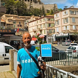 Passage de Luigi à Sisteron sur le chemin vers Compostelle et Rome dans les Alpes de Haute Provence