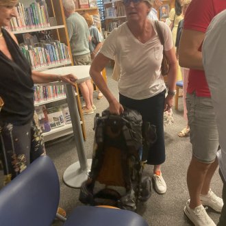 Une participante soupèse le sac d'Antoine