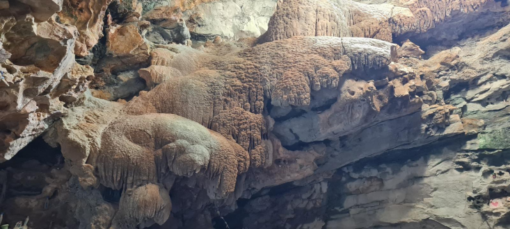 Grotte contenant la chapelle Notre-Dame de Calern 